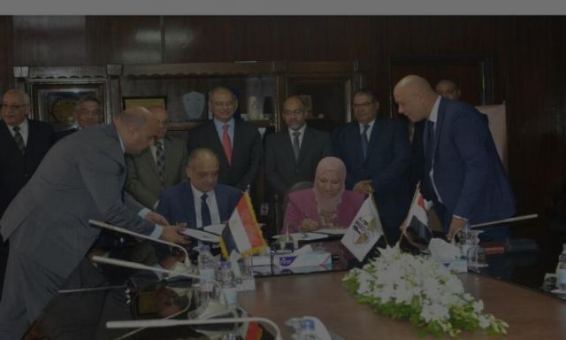المصرية لنقل الكهرباء"  توقع اتفاقية مع خدمات البترول لغسل الأبراج