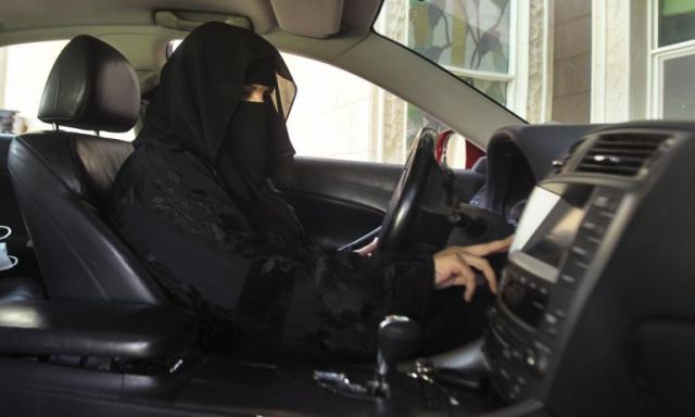 بعد عام على السماح لها بقيادة السيارة .. المرأة السعودية تؤكد إلتزامها بالقوانين المتبعة