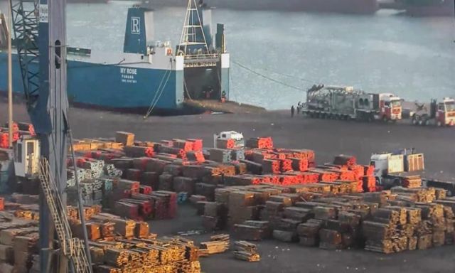 موانئ البحر الأحمر تستقبل 22 سفينة و301 شاحنة بضائع