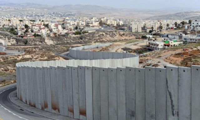 مر على إنشائه 17 عام.. قصة الجدار العازل الذي بناه الصهاينة لمحاصرة الفلسطينيين