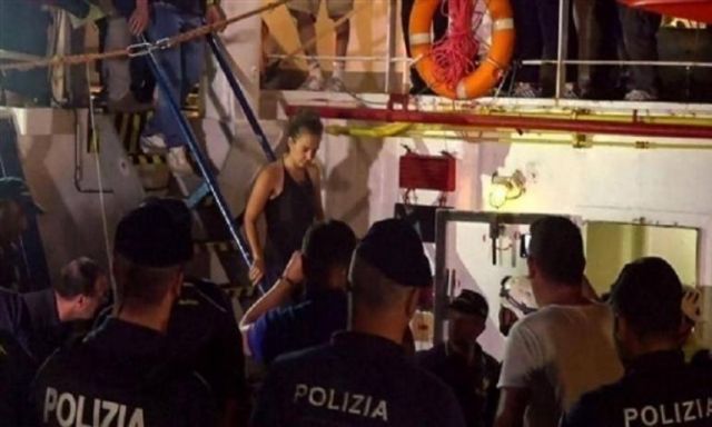 وزير الداخلية الإيطالي يطالب بسجن قبطانة السفينة الإنسانية كارولا ريكيت