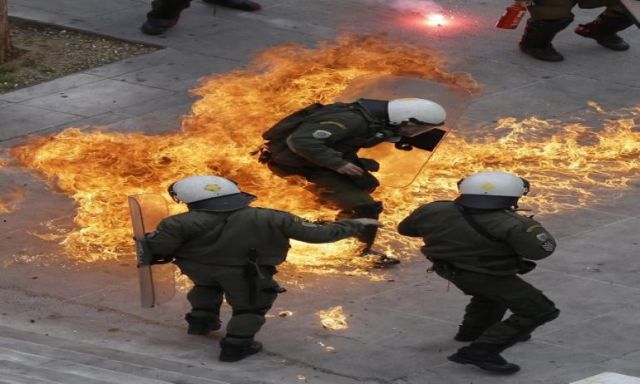 عاجل ..الشرطة الفرنسية تضرب متظاهرى السترات الصفراء بقنابل الغاز