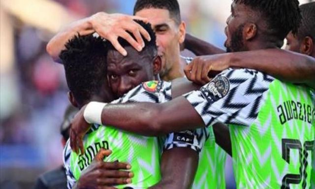 نيجيريا تفوز على الكاميرون 3-2 وتطيح بها خارج كأس الأمم الأفريقية