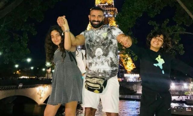 بالصورة.. أحمد سعد يقضي الإجازة الصيفية في باريس برفقة أبنائه