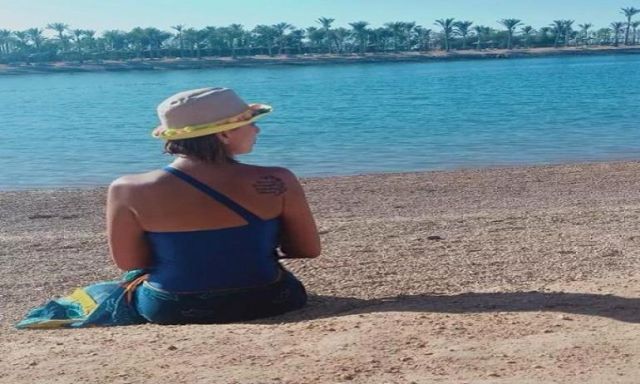 صور.. ”تاتو” ريم البارودي على شاطىء البحر يشعل مواقع التواصل الاجتماعي