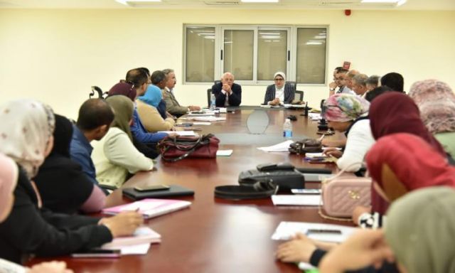 وزيرة الصحة تجتمع بالصيادلة ورئيسات التمريض بمستشفيات ببورسعيد