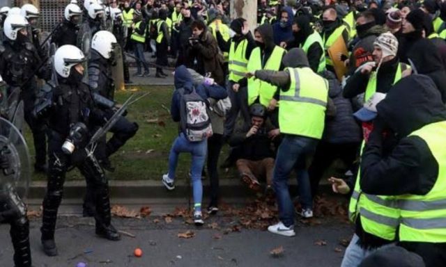 الشرطة الفرنسية تطلق الغاز المسيل للدموع على المتظاهرين خلال مناوشات اندلعت غرب البلاد