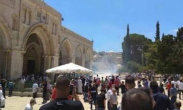 اشتباكات عنيفة في باحات المسجد الأقصى بين مصلين والشرطة الإسرائيلية