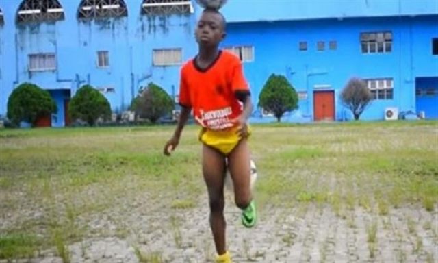شاهد... ميسي الصغير وهو يتألق بكرة القدم النيجيرية
