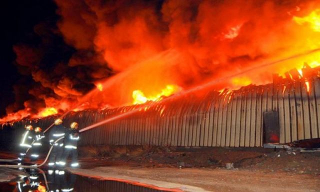 الحماية المدنية تسيطر على حريق نشب في مخزن شركة مشروبات غازية بأكتوبر
