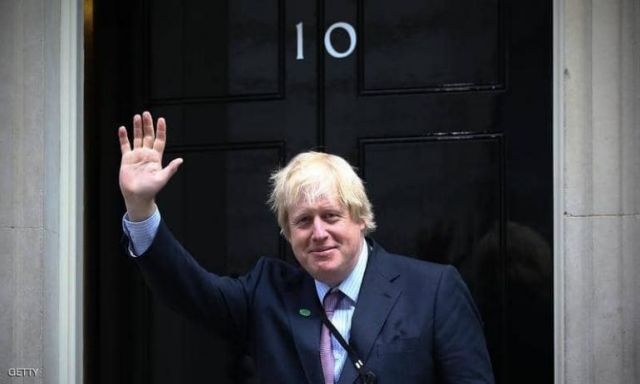 رئيس الوزراء البريطانى يكسر البروتوكول بجلسة ” غريبة” مع ماكرون فى الاليزيه