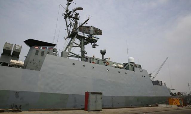 إيران ترسل مدمرة حربية تحمل طائرات إلى خليج عدن لحماية سفنها
