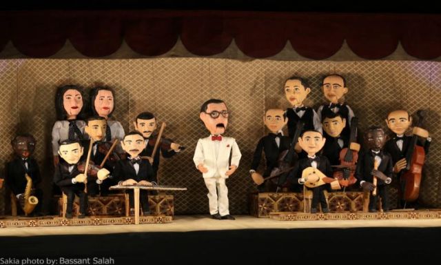 موسيقار الأجيال محمد عبدالوهاب يقف وسط محبيه على مسرح الساقية للعرائس