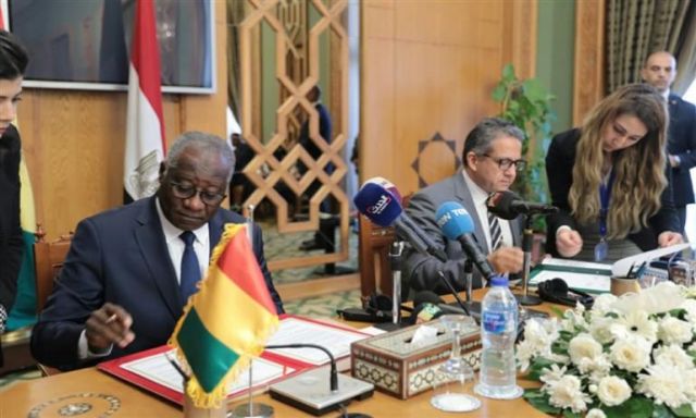 وزير الأثار يوقع مع وزير خارجية غينيا بروتوكول تعاون في مجال المتاحف