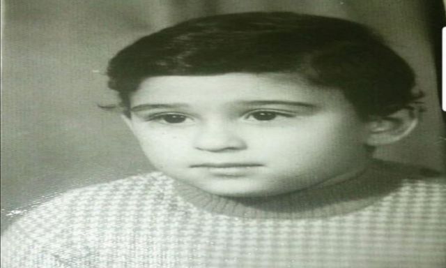 في عيد ميلاده.. أكرم حسني يشارك جمهوره بصورة من طفولته