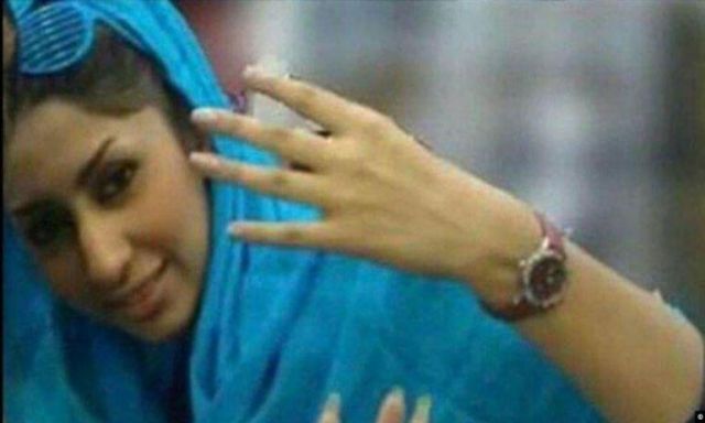 "الفتاة الإيرانية الزرقاء" تقتل نفسها حرقا لحرمانها من دخول ملعب كرة القدم