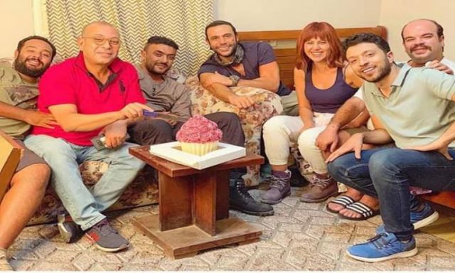شاهد.. فريق عمل فيلم ”لص بغداد” يحتفلون بعيد ميلاد محمد إمام وياسمين رئيس