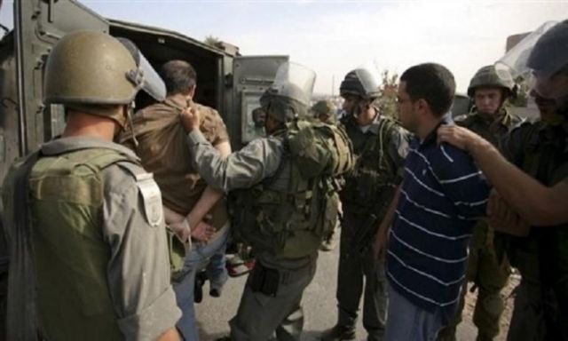 اسرائيل تعتقل 25 فلسطيني بتهمة إلقاء الحجارة علي سيارة شرطة