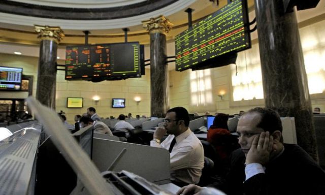 مؤشرات البورصة المصرية تشهد تباينًا بمنتصف التعاملات