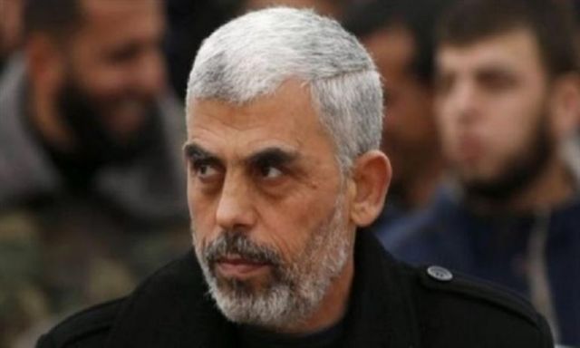 قائد حماس في قطاع غزة يحيى السنوار، ومنسق الحكومة الإسرائيلية، 