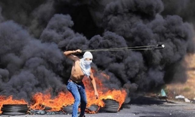 اطلاق الرصاص المطاطي وقنابل الغاز لقمع مسيرة احتجاجية بفلسطين