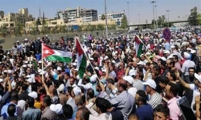 المعلمون في الأردن ينظمون وقفة احتجاجية وسط تأهب من الأمن