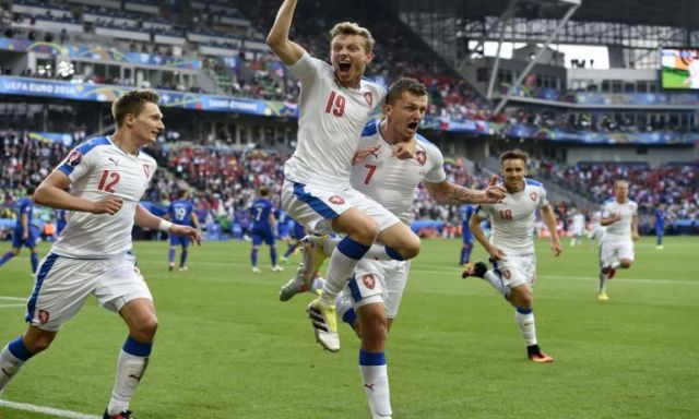 التشيك تفوز على إنجلترا بثنائية فى تصفيات اليورو
