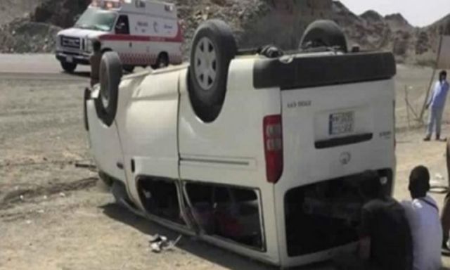 إصابة 15 شخصا إثر انقلاب سيارة على الطريق الصحراوى الشرقى بسوهاج