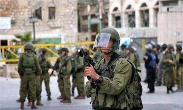 ”الاحتلال” يعتقل وزير شئون القدس ويعتدى عليه