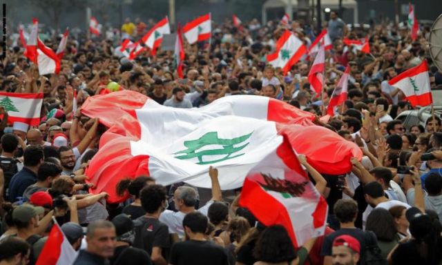 الطلاب ينضمون إلى المظاهرات اللبنانية