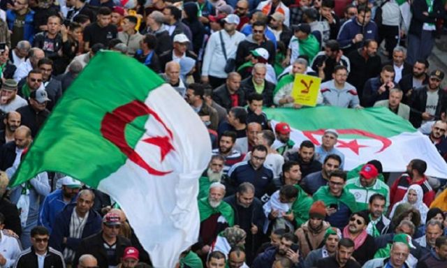 مظاهرات حاشدة فى الجزائر تُطالب بإلغاء الانتخابات الرئاسية