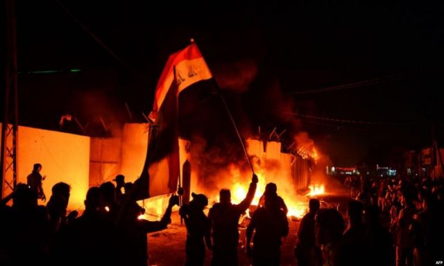 للمرة الثانية: المحتجون يحرقون مقر القنصلية الإيرانية في مدينة النجف