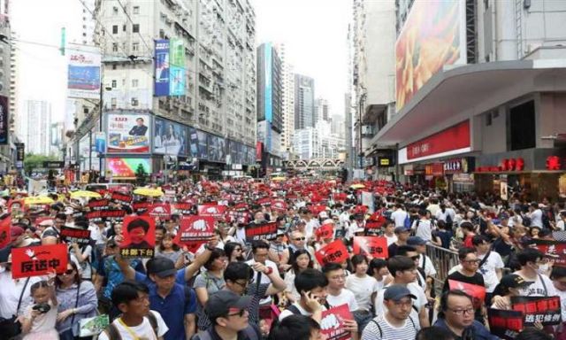 متظاهرو هونج كونج يرشقون مبان حكومية بقنابل حارقة