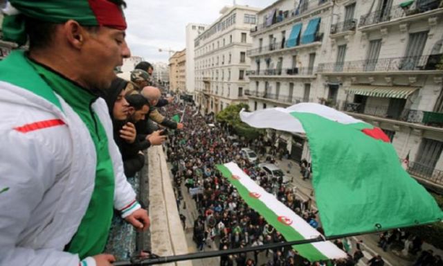 احتجاجات فى الجزائر بعد تنصيب رئيس جديد