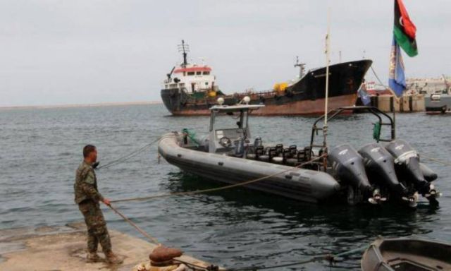 الجيش الليبي يوقف سفينة يقودها طاقم تركى ويصطحبها إلى ميناء رأس الهلال