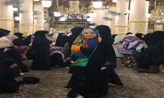 صورة.. روجينا بالحجاب داخل المسجد النبوي