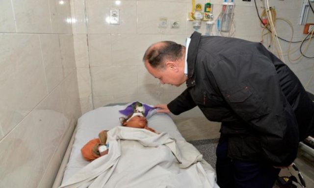 محافظ أسيوط يزور الطفلة " ملك " بالمستشفى للاطمئنان اثر اصابتها فى انهيار منزلين بمنفلوط