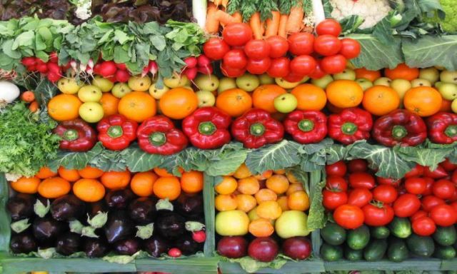 تباين أسعار الخضراوات والفاكهة بسوق العبور