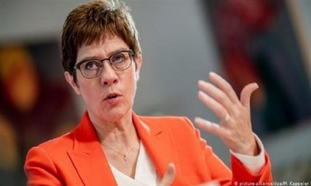 وزيرة الدفاع الألمانية تؤكد تهديد أمريكا لأوربا بزيادة الجمارك بسبب إيران
