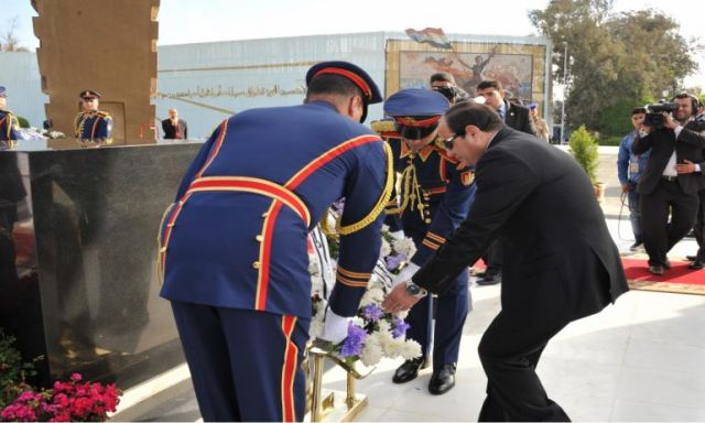 الرئيس السيسى يضع إكليل من الزهور على النصب التذكاري باحتفالية عيد الشرطة الـ 68