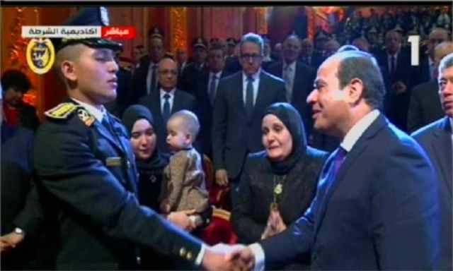 الرئيس عبد الفتاح السيسي يصافح أسرة الشهيد البطل العقيد وائل طاحون مفتش الأمن العام