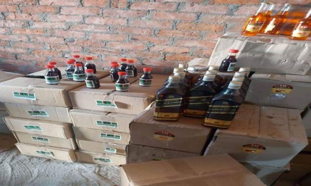 مباحث إدارة التموين بمديرية أمن القاهرة تضبط مصنع لإنتاج الخمور محلية الصنع بدون ترخيص