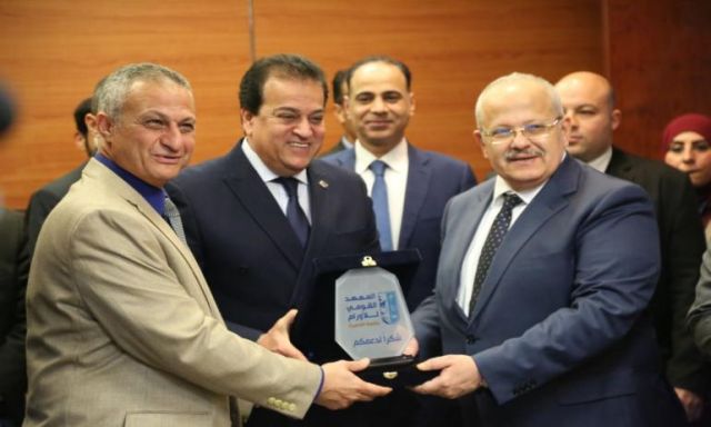 رئيس جامعة القاهرة يعلن تبرع ماراثون زايد الخيري بخمس مليون جنيه لمعهد الأورام