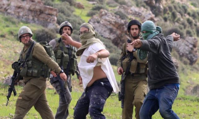 الخارجية الفلسطينية تدين اعتداءات المستوطنين الإسرائيليين على مزارعين بالخليل