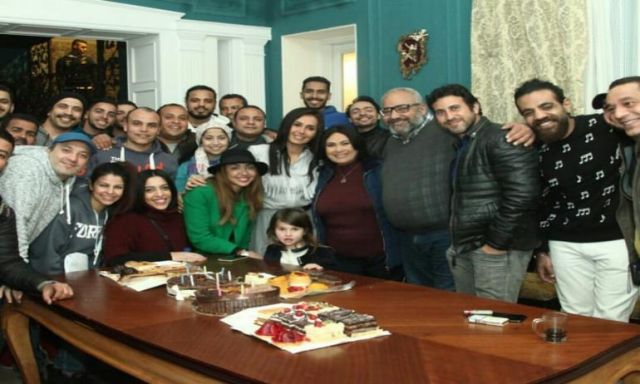 بالصورة.. فريق عمل ”دهب عيرة” يحتفل بعيد ميلاد حلا شيحة