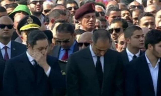 بالدموع .. علاء وجمال يودعان الرئيس الاسبق مبارك في جنازة عسكرية