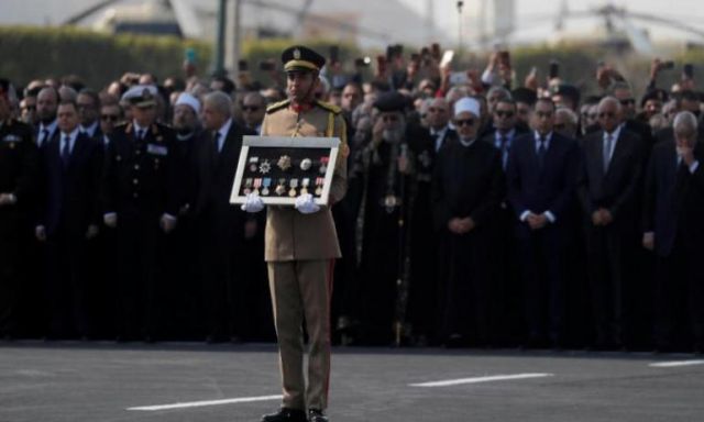 سر غياب وزير الدفاع والمشير طنطاوي عن جنازة مبارك