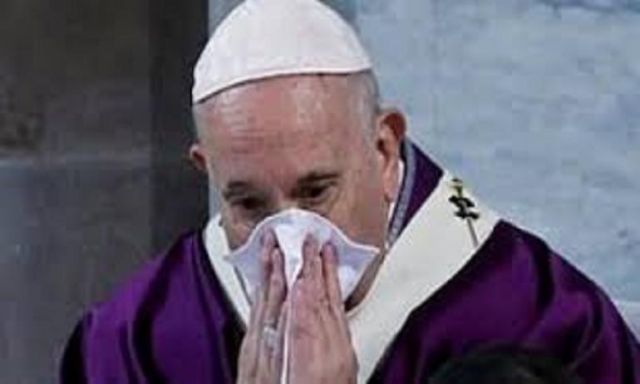 بعد إلغاء لقاءاته الرسمية لليوم الثالث..هل يُعانى بابا الفاتيكان من فيروس كورونا؟