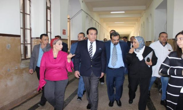 وزير التعليم العالي يتفقد قصر العيني وعيادات الطلاب بجامعة القاهرة للاطمئنان على تنفيذ خطة التعامل مع كورونا