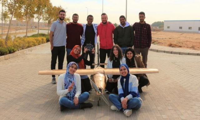 طلاب هندسة الطيران بجامعة زويل يشاركون  بتصميم طائرة بدون طيار بأكبر مسابقة دولية تقام بأمريكا